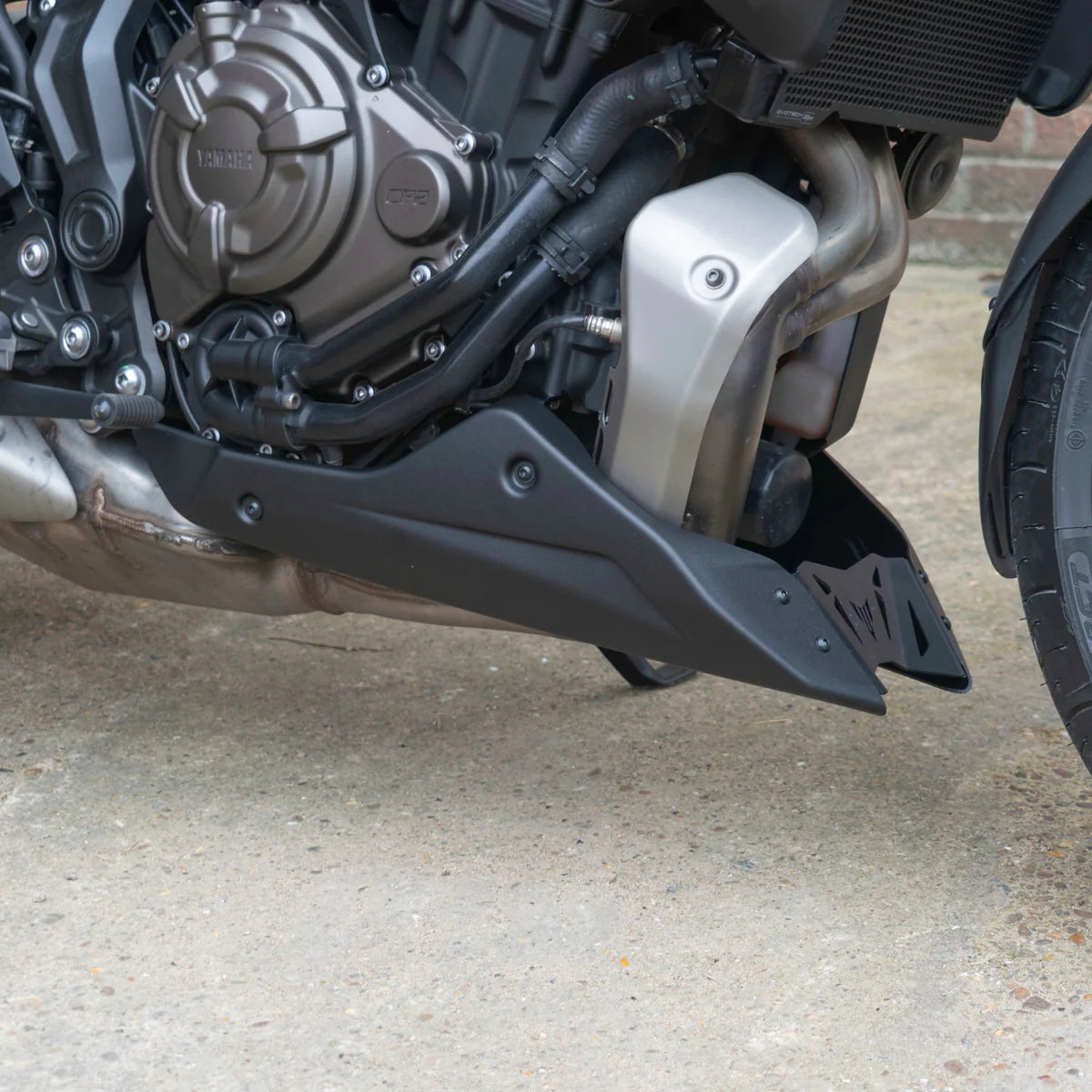 Yamaha Tracer 7 & 7 GT (2025 - On) Pyramid Belly Pan | Matte Black |